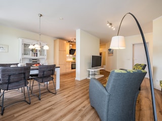 großer offener Wohn- und Küchenbereich