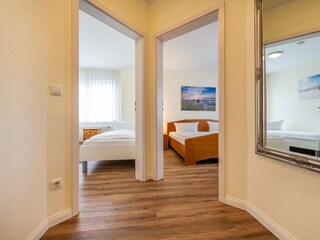 Zugang zu den beiden Schlafräumen, großer Spiegel