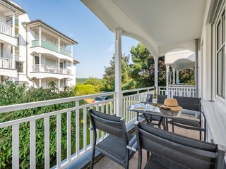 großer Balkon mit Sitzgruppe und Blick ins Grüne