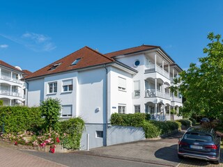 Wohnhaus mit Tiefgarageneinfahrt