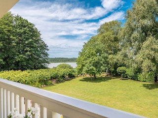 Blick auf den See vom Balkon aus im Sommer