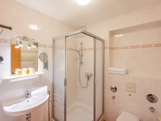 helles Bad mit Dusche WC, Waschtisch und Handtuchwärmer
