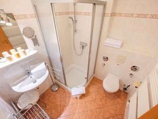 helles Bad mit Dusche WC, Waschtisch und Handtuchwärmer