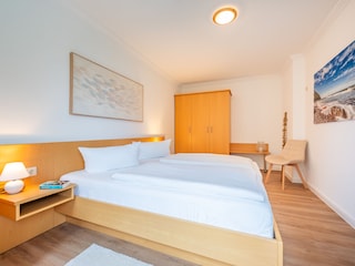 Schlafraum mit großem Kleiderschrank und Verdunklung