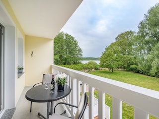 Balkon mit Blick ins Grüne und auf den Schmachter See