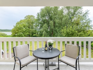 Balkon mit Blick ins Grüne und auf den Schmachter See