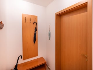 Flur mit Garderobe und Abstellraum