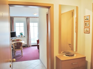 Flur mit Garderobe und Abstellraum