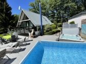 Gartenansicht mit Pool und Whirlpool