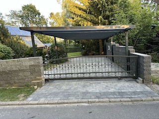 Parkplatz mit Carport und Ladestation