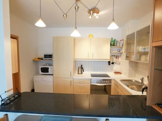 Küche voll eingerichtet mit Tresen