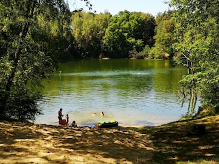 der See mit Bademöglichkeit in 100m Entfernung