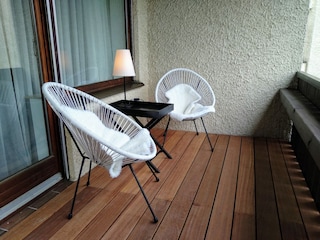 Gemütliche Sitzecke auf dem großen Balkon