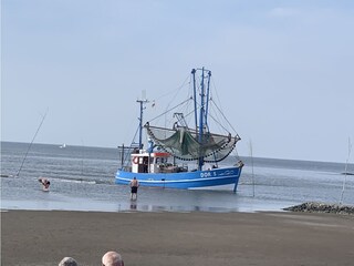 Krabbenkutter beim Einlaufen in den Hafen