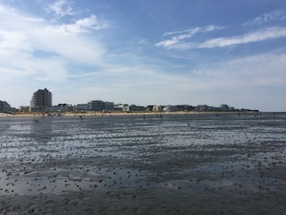 Blick vom Watt auf Duhnen und die Promenade