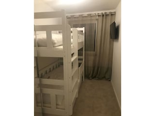 Zweites Schlafzimmer mit TV und Verdunkelung