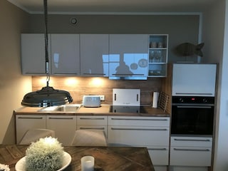 Moderne Küche mit Mikrowelle, Spülmaschine, Backofen