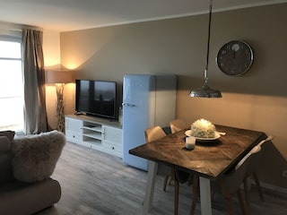 Blick ins frisch renovierte Wohnzimmer