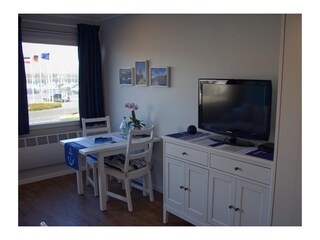 Schrank mit TV in der Fewo für 2 Personen im Stranddistelweg