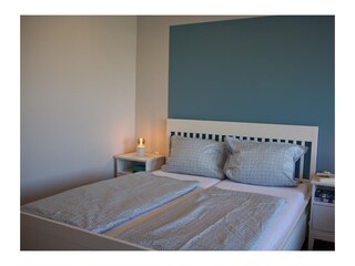 Doppelbett in der Ferienwohnung für 2 Personen am Yachthafen