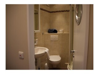 Toilette im Badezimmer der Fewo am Yachthafen am Südstrand
