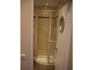 Dusche im Badezimmer der Ferienwohnung direkt am Südstrand