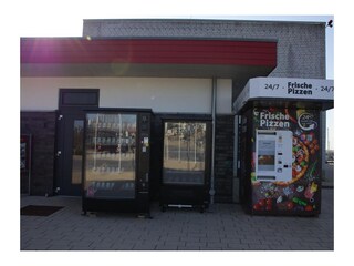 Pizza Automat am Yachthafen in der Nähe der Inselblume 73