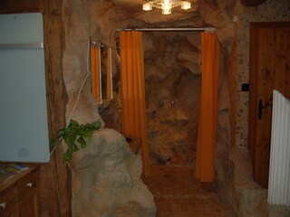 Doppeldusche neben Sauna im Aufenthaltsraum