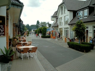 Fußgängerzone mit Cafés und Restaurants