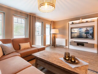 Eckcouch mit Blick zum TV-Board und Ausgang zum Balkon