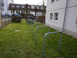 Fahrradparkplatz auf dem Grundstück