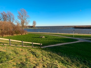 Ijsselmeer direkt an den Park angrenzend