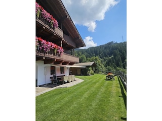 unsere Rasenfläche vorm Haus...