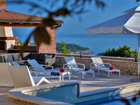 Villa di lusso Vikki con piscina e vista mare