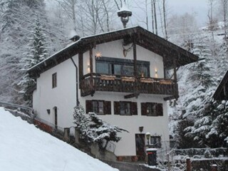 Haus 8, Westansicht im Winter
