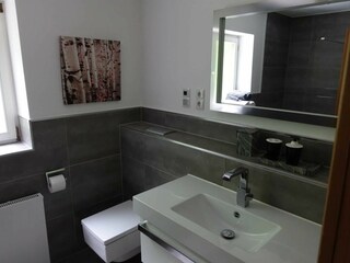 Haus 8, Tegernsee, Bad mit Waschtisch, Dusche und WC