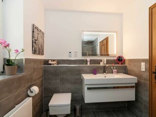 Haus 8, Bad mit Waschtisch, Dusche und WC