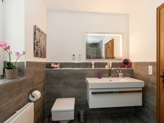 Haus 8, Bad mit Waschtisch, Dusche und WC