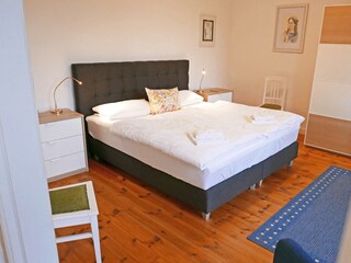 1. Schlafzimmer mit Boxspringbett