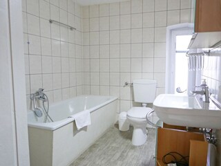 1. Badezimmer mit Wanne