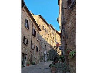 Malerische Gassen in Volterra (ca. 23km)