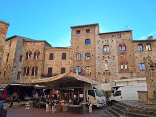 Ausflugstipp: Wochenmarkt in San Gimignano (ca. 30km)