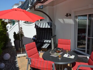 Terrasse mit Gartenmöbeln und Strandkorb