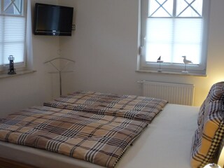 Schlafzimmer mit Flachbildschirm