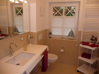 Badezimmer mit modernem Waschtisch und großem Spiegel