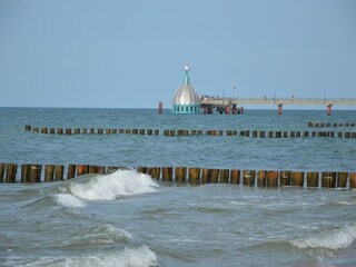 Blick auf Tauchglocke und Seebrücke