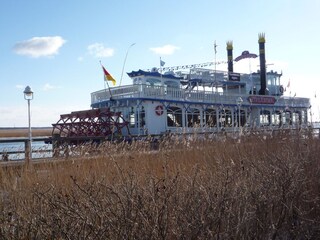 Ausflugsschiff am Hafen