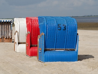 Im Strandkorb entspannen und auf Wilhelmshaven blicken