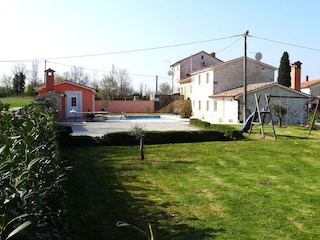 Grosser Garten mit einem Kinderspielplatz