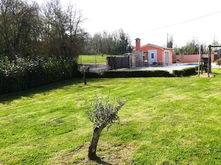Grosser, umzäunter Garten